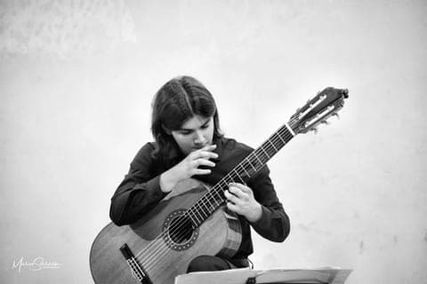 Il Maestro Alessandro Cavinato con la chitarra classica