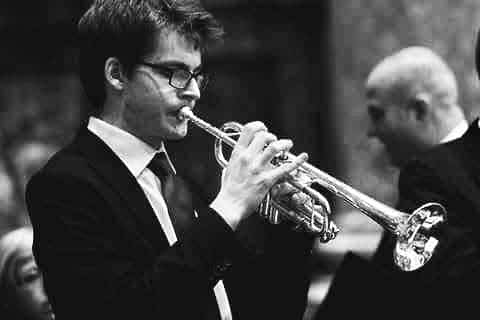 Il Maestro Enrico Mattea mentre suona la tromba